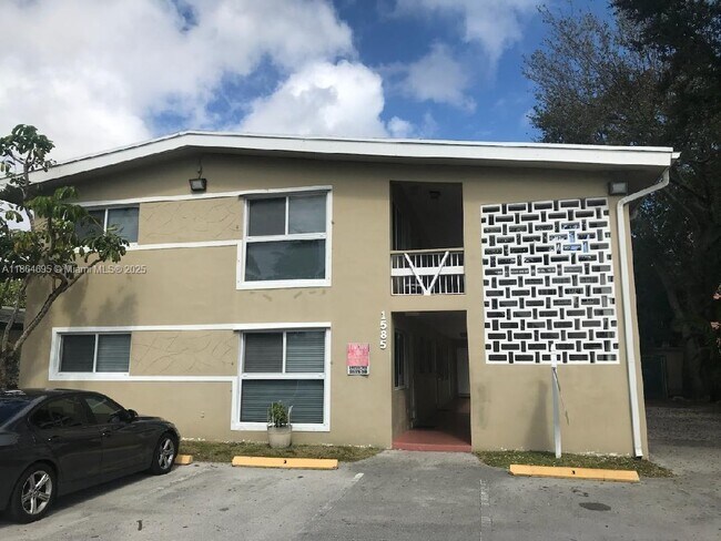 1585 NE 125th St in North Miami, FL - Building Photo - Building Photo