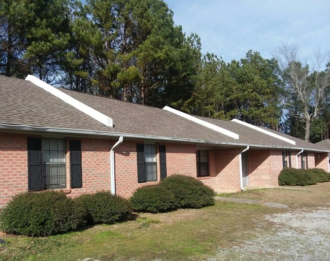 Pine Woods Apartments - West Blocton, AL in West Blocton, AL - Building Photo - Building Photo