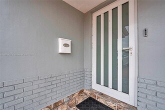 2441 Tarpon Dr in Miramar, FL - Foto de edificio - Building Photo