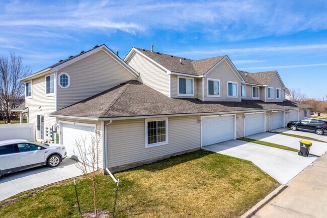 The Crossing Townhomes in Grimes, IA - Foto de edificio - Building Photo
