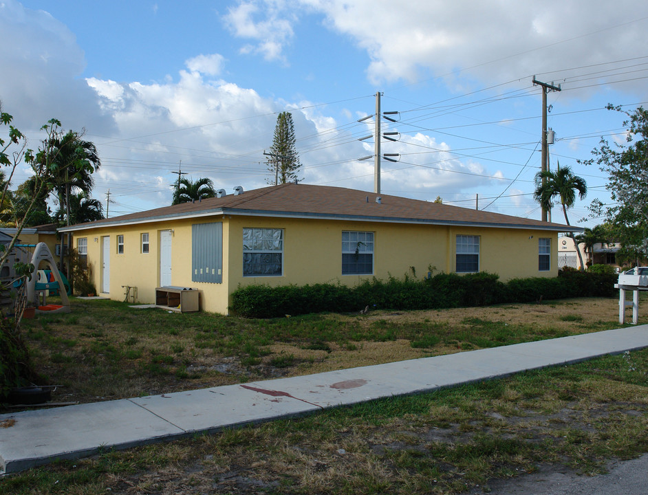 2134 Cleveland St in Hollywood, FL - Building Photo