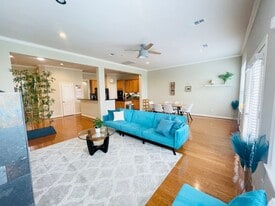 5457 Fairdale Ln in Houston, TX - Building Photo