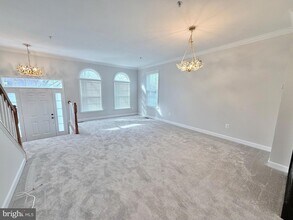 300 Garden View Square in Rockville, MD - Foto de edificio - Building Photo