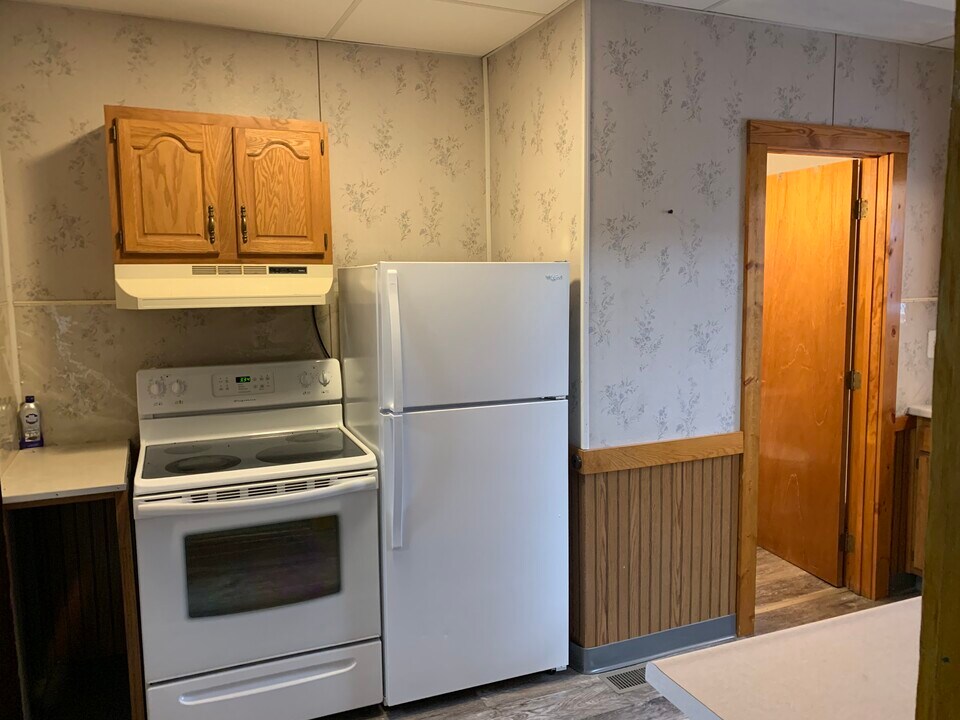 9688 Mount Bethel Rd SE in Uhrichsville, OH - Building Photo
