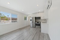 1025 Pleasantview Ave, Unit C in Venice, CA - Foto de edificio - Building Photo