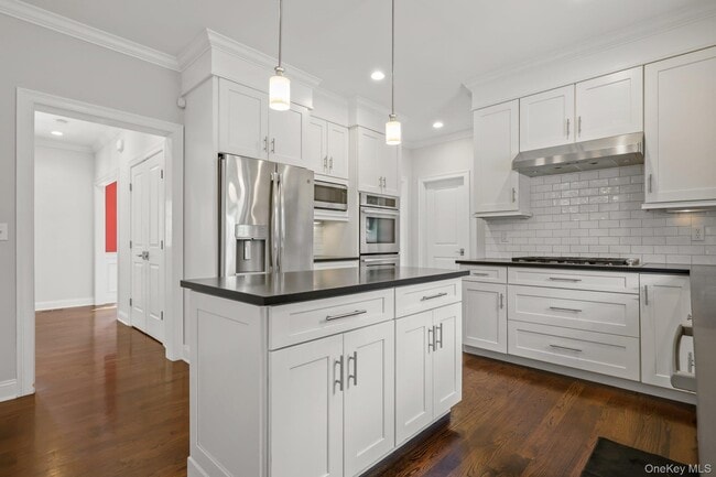 551 River Rd in Cos Cob, CT - Building Photo - Building Photo