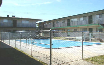 Silver Springs Apartments in San Antonio, TX - Foto de edificio - Building Photo