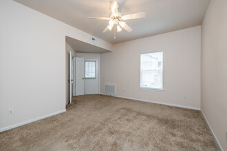 Tuckaway at Briarwood in Lawrence, KS - Foto de edificio - Interior Photo