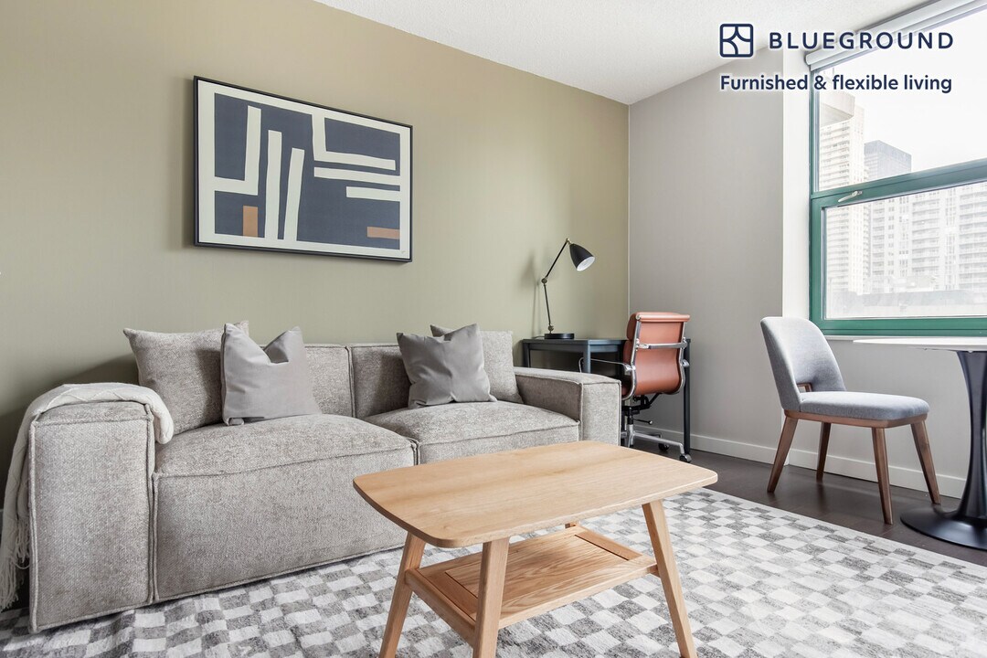 77 W Huron St in Chicago, IL - Building Photo