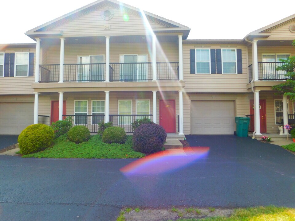 54 Barrington Ct, Unit 54 Barrington Ct #103 in Bridgeport, WV - Foto de edificio