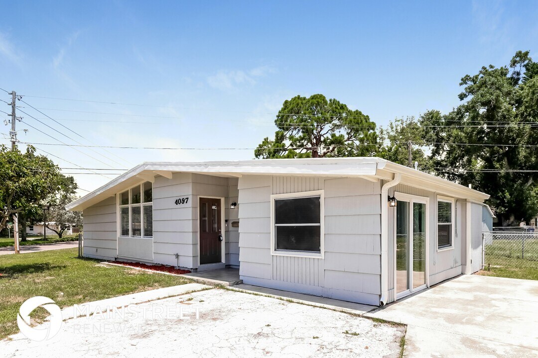 4097 Porpoise Dr SE in St. Petersburg, FL - Building Photo