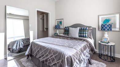 2450 W Armitage Ave in Chicago, IL - Foto de edificio - Building Photo