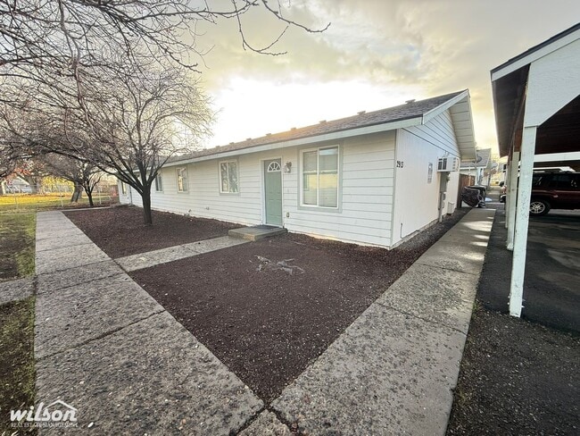 2913 Castlevale Rd in Yakima, WA - Foto de edificio - Building Photo