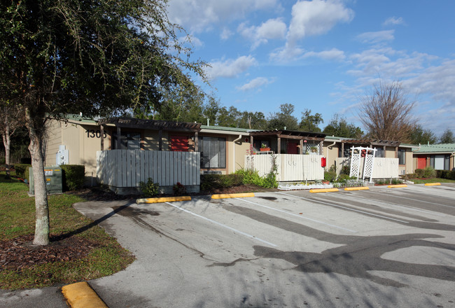 Clara Place Apartments in DeLand, FL - Foto de edificio - Building Photo