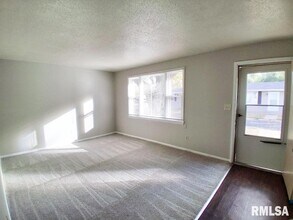 5812 W Farmington Rd in Peoria, IL - Building Photo - Building Photo