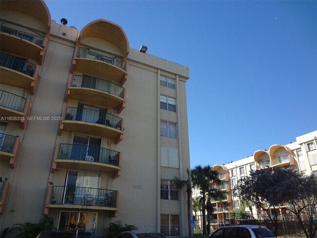 9310 Fontainebleau Blvd in Miami, FL - Foto de edificio - Building Photo