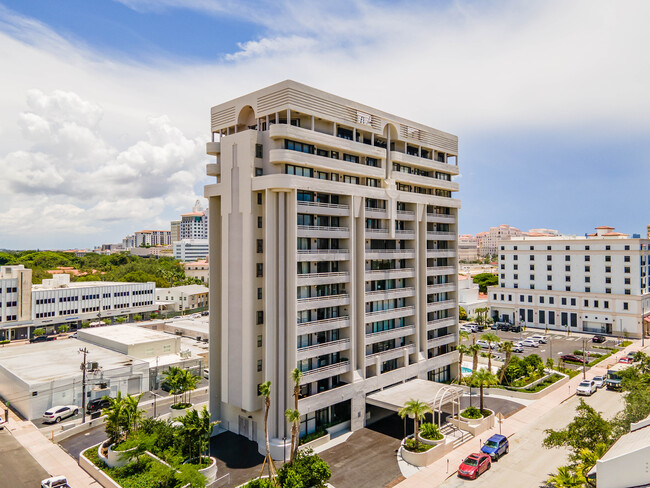 Gables Laroc in Coral Gables, FL - Foto de edificio - Building Photo