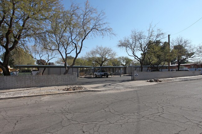 1502 N Bryant Ave in Tucson, AZ - Foto de edificio - Building Photo