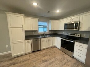 1611 Hill Valley Dr in Manhattan, KS - Building Photo - Building Photo