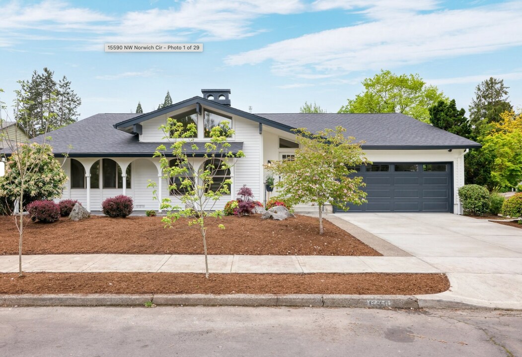 15590 NW Norwich Cir in Beaverton, OR - Building Photo