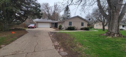 925 Madison St in Vermillion, SD - Building Photo - Building Photo