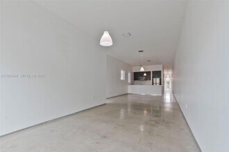 3660 SW 24th Ter in Miami, FL - Foto de edificio - Building Photo