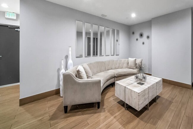 2028 S Bentley in Los Angeles, CA - Building Photo - Building Photo