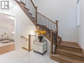 36 Shawbridge Ct in Hamilton, ON - Building Photo - Building Photo