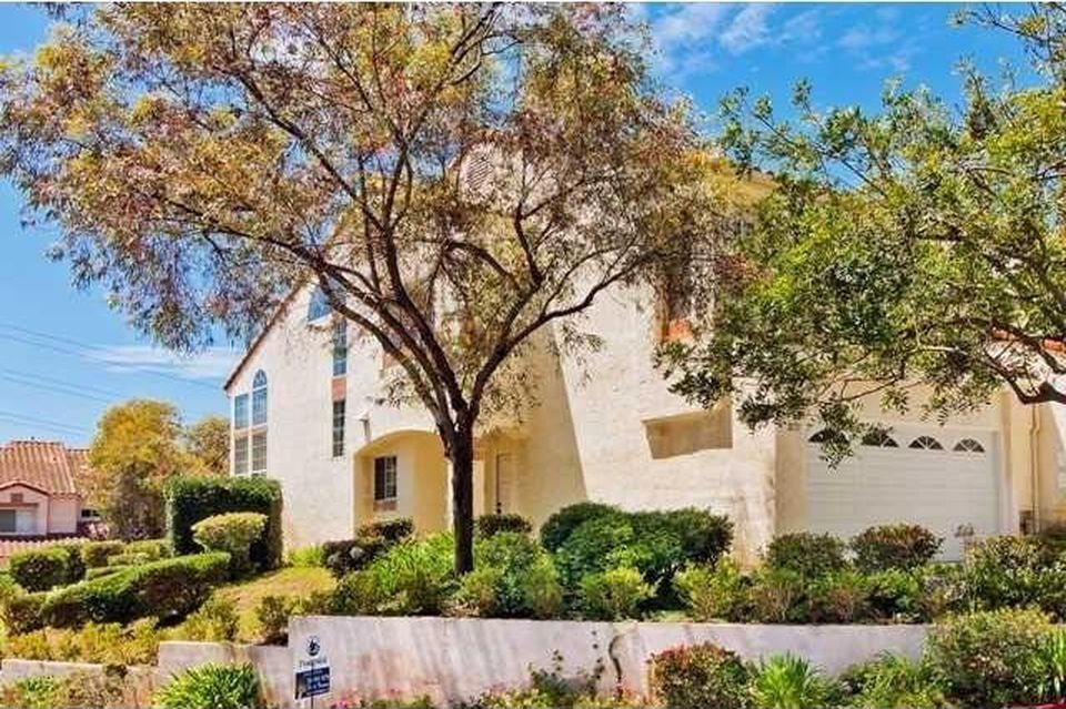 2577 Corte Casitas in Carlsbad, CA - Building Photo