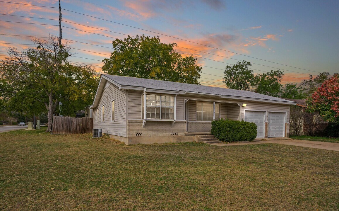1800 Hilltop Dr in Waco, TX - Building Photo