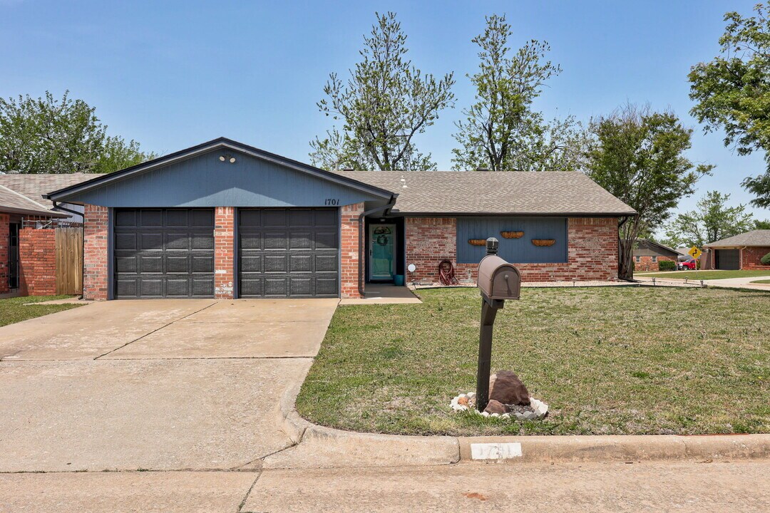 1701 Dublin Rd in The Village, OK - Building Photo