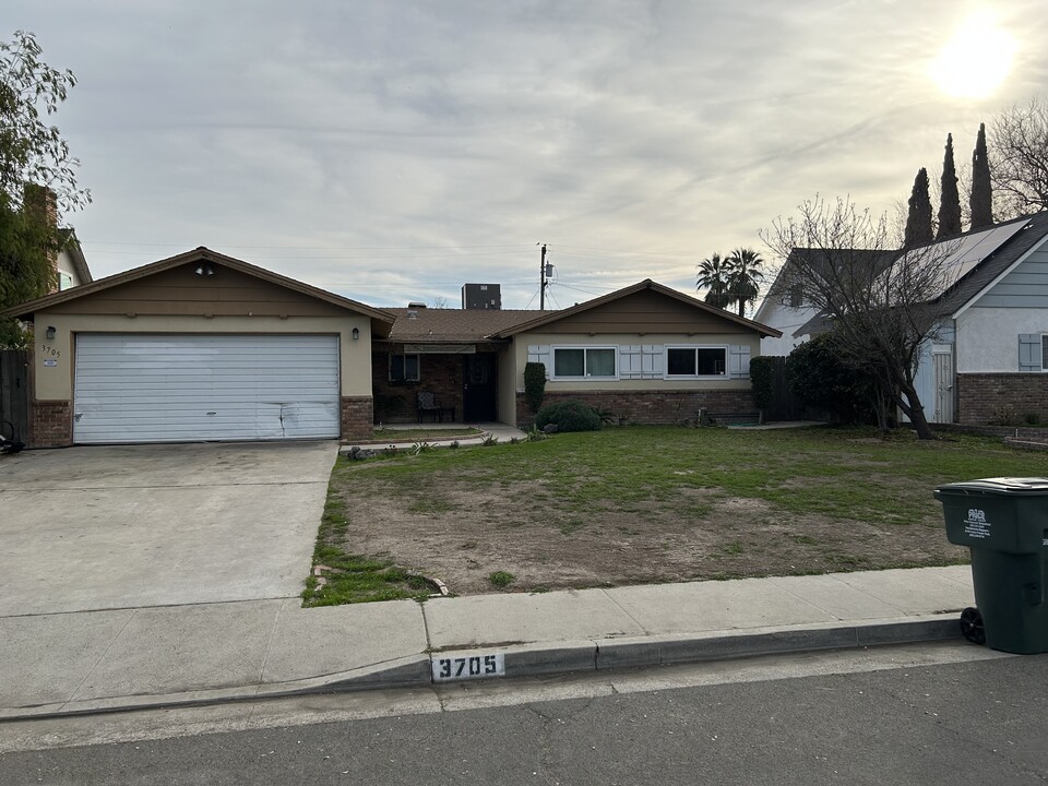 3705 Bianchi Way in Bakersfield, CA - Building Photo