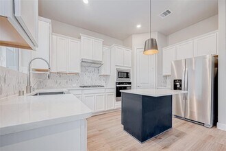 2507 Herring Ln in Clear Lake Shores, TX - Foto de edificio - Building Photo