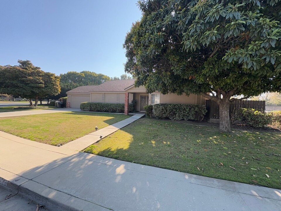 3749 W Mill Creek Dr in Visalia, CA - Foto de edificio