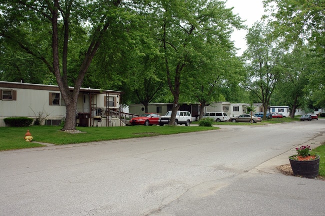 Meadowview Mobile Home Park in Valparaiso, IN - Foto de edificio - Building Photo