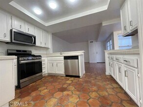 16 Wellesley in Irvine, CA - Building Photo - Building Photo