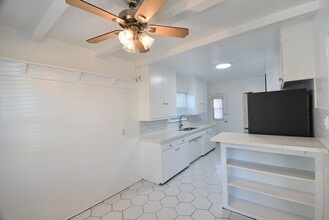 5220 Radford Ave in Los Angeles, CA - Foto de edificio - Building Photo