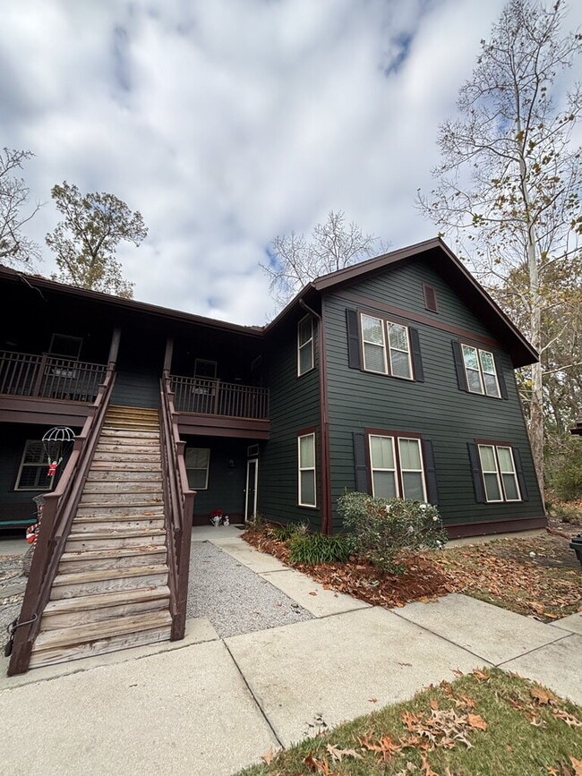 property at 5565 Colonial Chatsworth Cir