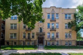 HIGHPOINT Albany Park on Christiana in Chicago, IL - Building Photo - Building Photo