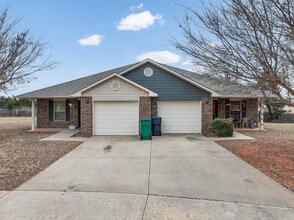 Cross Creek Landing 62+ in Oklahoma City, OK - Building Photo - Building Photo