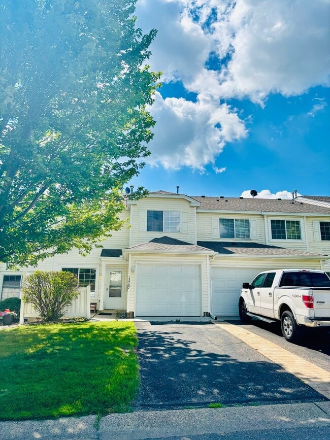 13207 Bush Ln in Eden Prairie, MN - Building Photo - Building Photo
