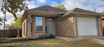 2016 Lee Dr in Denton, TX - Building Photo