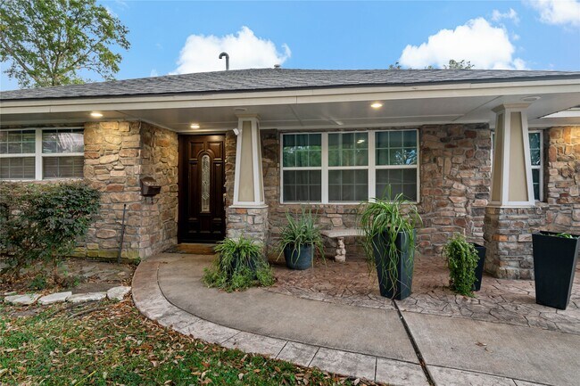 5923 Moonmist Dr in Houston, TX - Foto de edificio - Building Photo