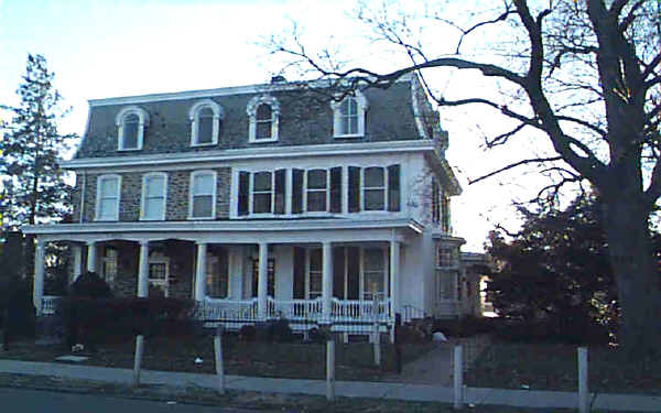 5608 Ridge Ave in Philadelphia, PA - Foto de edificio