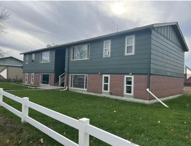 413 N Cherry St in Townsend, MT - Building Photo - Building Photo