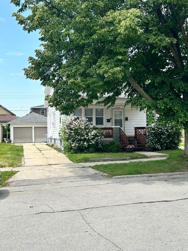 2016 Charles St, Unit 2016 Charles Upper