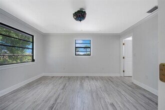 9005 SW 56th St in Miami, FL - Building Photo - Building Photo