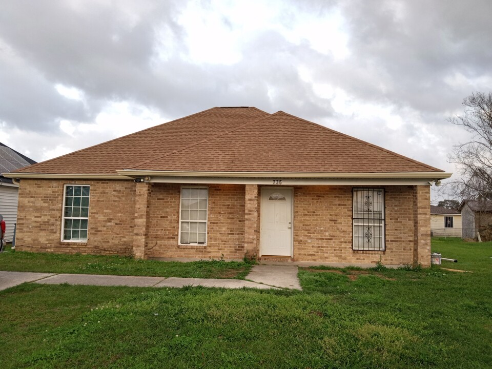 236 Mission Ct in Westwego, LA - Building Photo