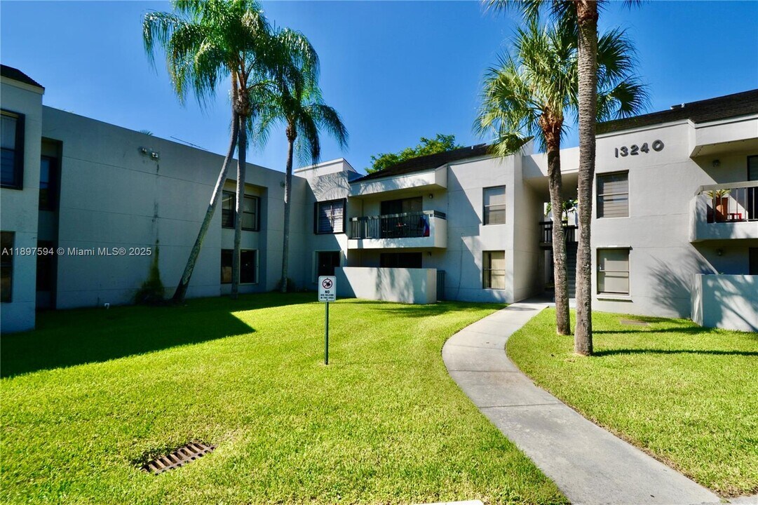 13240 SW 88th Ln in Miami, FL - Building Photo