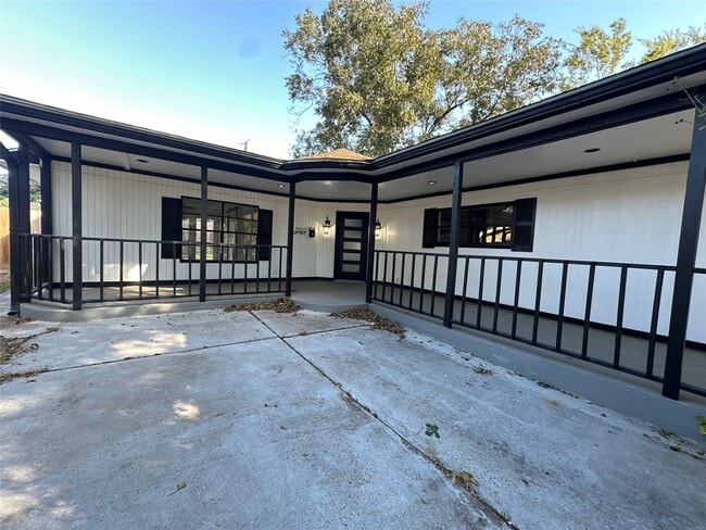 property at 5502 Hewitt Dr